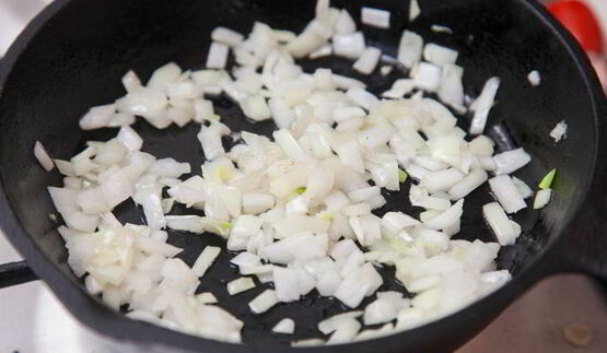 рагу с курицей и овощами в горшочках