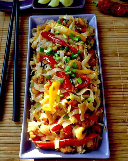 Рецепт рисовой лапши с креветками и овощами