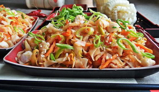 рисовая лапша с овощами и крабом