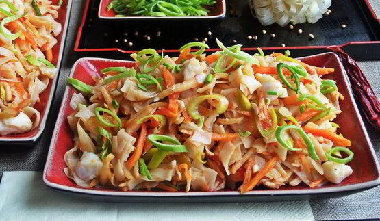 рисовая лапша с овощами и крабом