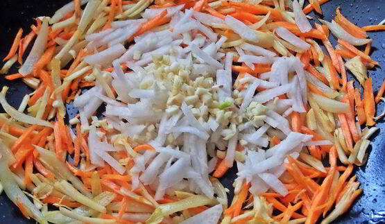 рисовая лапша с овощами и крабом