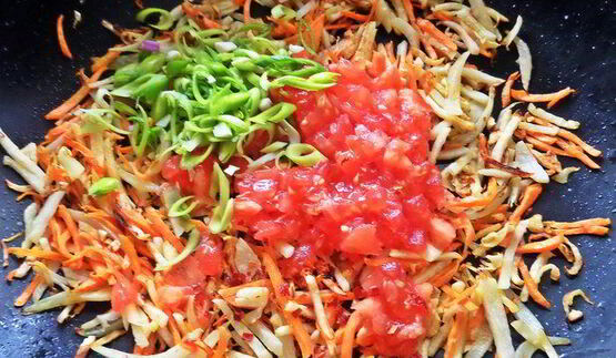 рисовая лапша с овощами и крабом