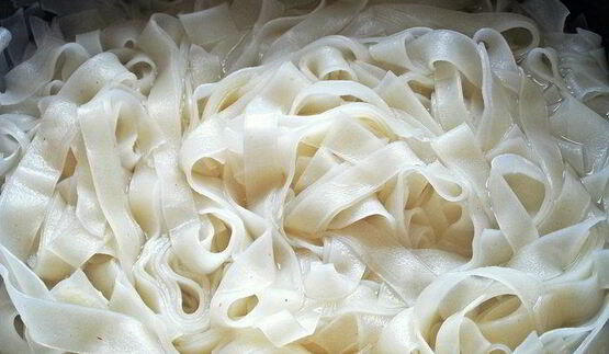 рисовая лапша с овощами и крабом