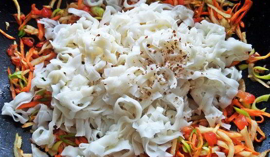 рисовая лапша с овощами и крабом