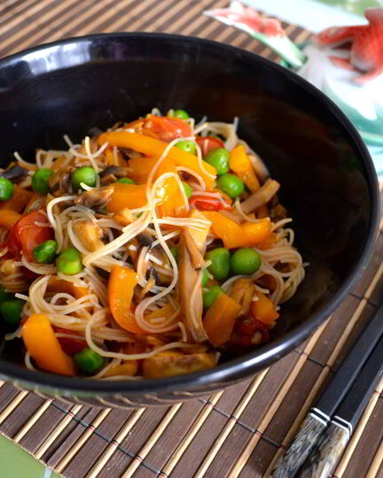 Рецепт рисовой лапши с овощами и соусом терияки