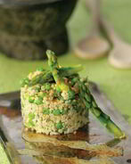 Ризотто из булгура со спаржей, зеленым горошком и сыром гравьера