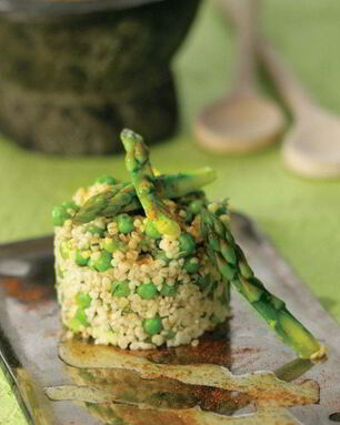 Ризотто из булгура со спаржей, зеленым горошком и сыром гравьера