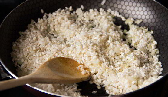 ризотто с зеленым горошком, сыром джюгас и мятой