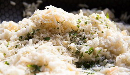 ризотто с зеленым горошком, сыром джюгас и мятой