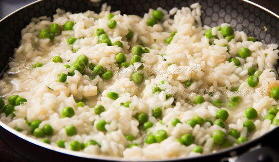 ризотто с зеленым горошком, сыром джюгас и мятой