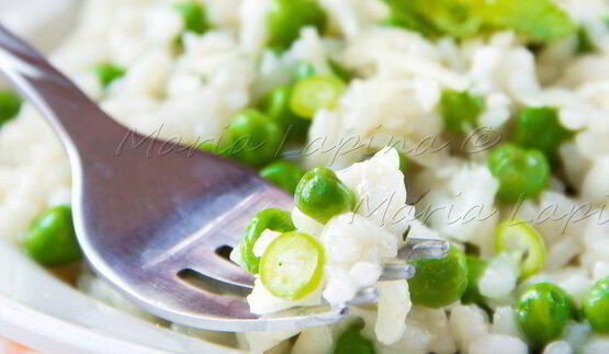 ризотто с зеленым горошком, сыром джюгас и мятой