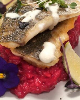 Сибас на свекольном ризотто со сливочно-сырным соусом