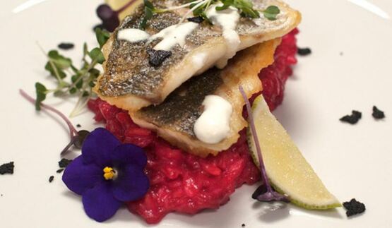 сибас на свекольном ризотто со сливочно-сырным соусом