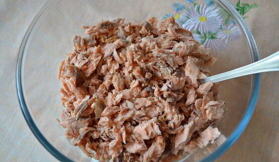 горбуша горячего копчения в соусе с яйцом-кокот