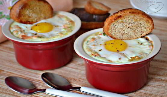 горбуша горячего копчения в соусе с яйцом-кокот