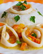 Кальмары с овощами и подливой