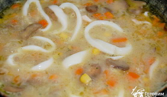 кальмары с овощами и подливой