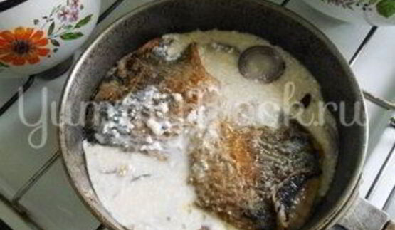 карась в сметанном соусе