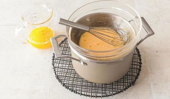 копченый лосось и яйца-пашот с голландским соусом