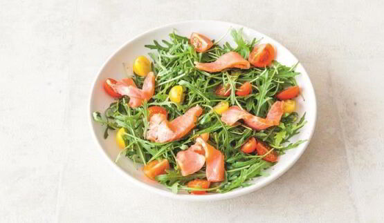 копченый лосось и яйца-пашот с голландским соусом