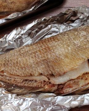 Лещ в духовке в чешуе запеченный