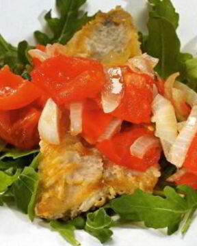 Линь с запеченными помидорами и перцами