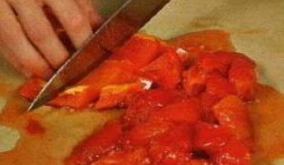 линь с запеченными помидорами и перцами