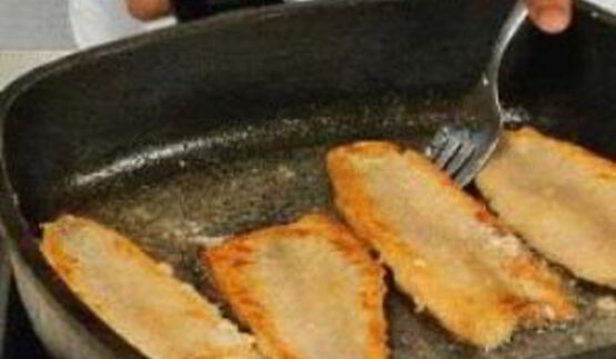 линь с запеченными помидорами и перцами