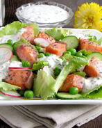 Лосось с зеленым салатом