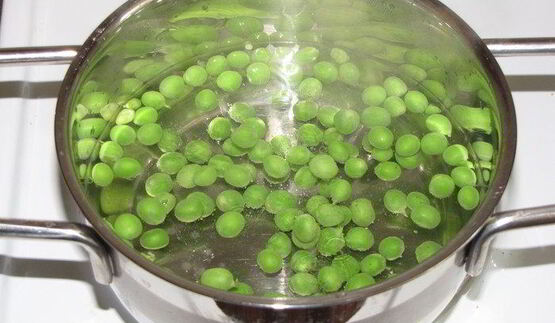 лосось с зеленым салатом