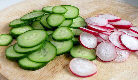 лосось с зеленым салатом