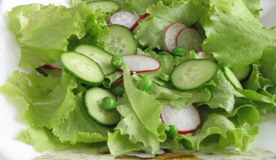 лосось с зеленым салатом