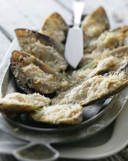 Рецепт мидий гигант киви , запеченные с белым вином и сы