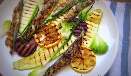 мойва-гриль с ароматом чеснока и лимона