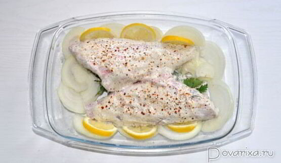 морской окунь, запеченный в сметанном соусе