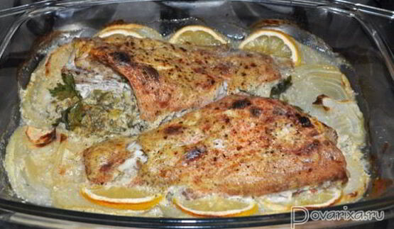 морской окунь, запеченный в сметанном соусе