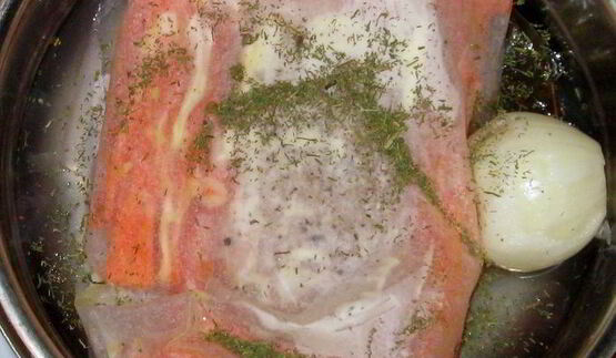 отварная рыба под сливочно-яичным соусом