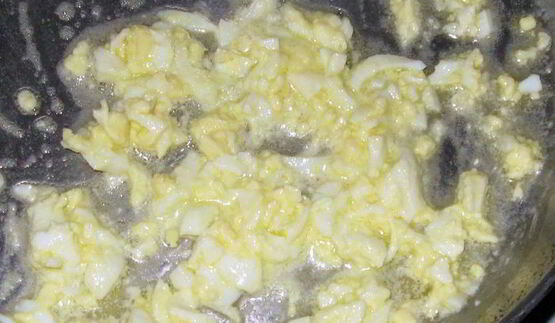 отварная рыба под сливочно-яичным соусом