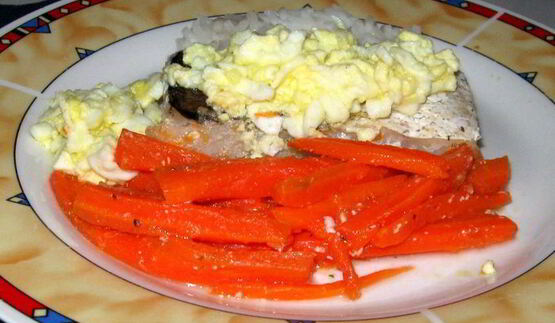 отварная рыба под сливочно-яичным соусом