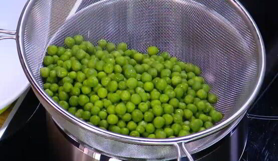 палтус с зеленым горошком в ананасовом соусе