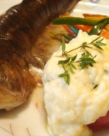 Рецепт речной форели с овощами под белым винным соусом