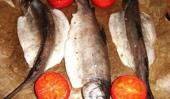 речная форель с овощами под белым винным соусом