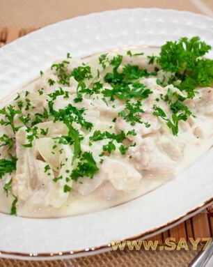 Рыба, тушенная с луком и сметаной