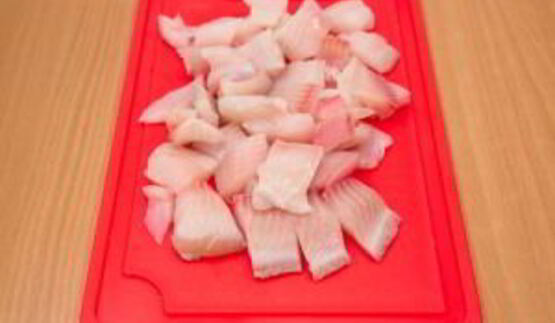 рыба, тушенная с луком и сметаной