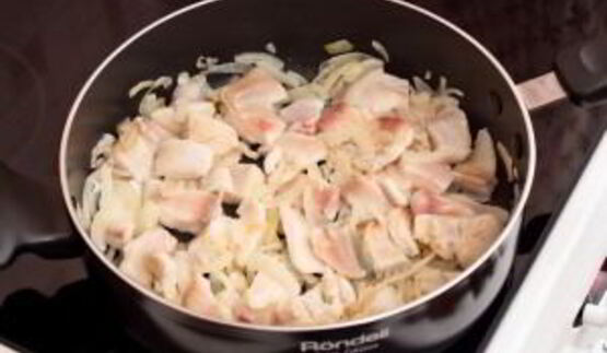 рыба, тушенная с луком и сметаной