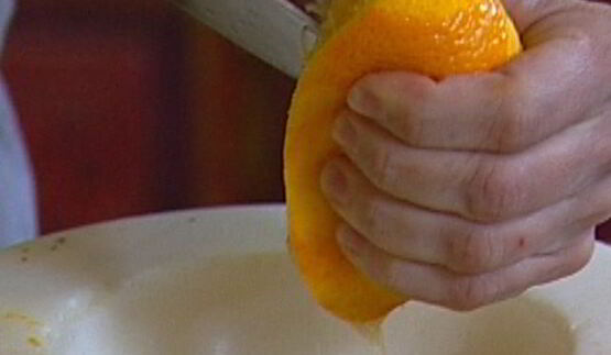 семга с соусом из сладкого перца и фундука