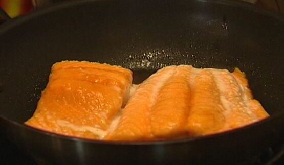 семга с соусом из сладкого перца и фундука