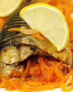 Скумбрия, запеченная с овощами
