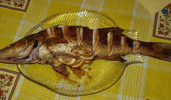 судак с лимоном и луком