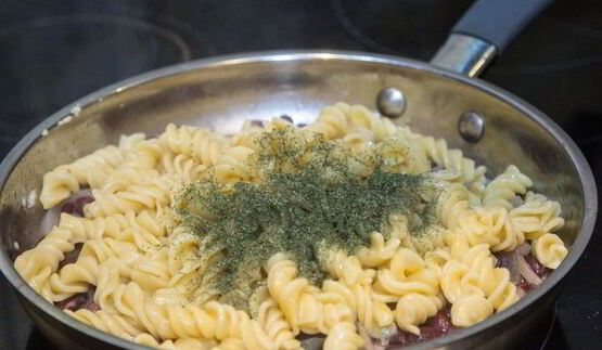 судак с пастой под сливочным соусом